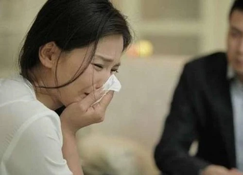 Vợ đi rình thì gặp chồng đang ôm ấp 1 cô gái, nhìn kỹ thì 'tiểu tam' hóa ra là con dâu