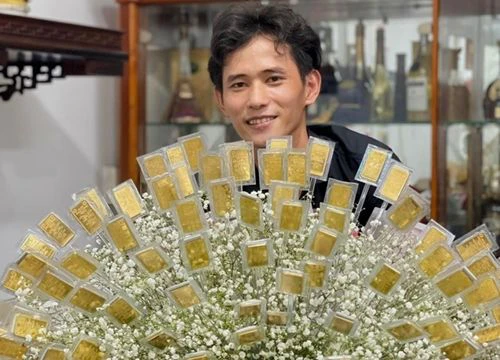 Chồng 'chơi lớn' đính '100 lượng vàng' thành bó hoa tặng vợ, cư dân mạng ngỡ ngàng khi biết điều này
