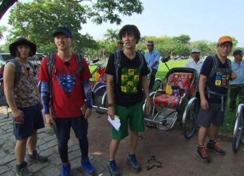 Một idol nhà SM từng sang Việt Nam dự đám cưới, còn thân thiện đến phỏng vấn chú rể!