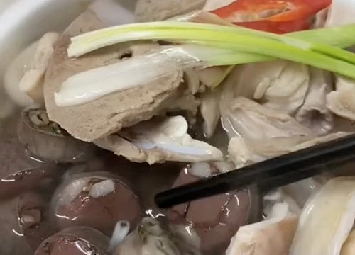 Nghe lời TikToker review, cô gái ngỡ ngàng khi quán lòng nổi tiếng ở Hà Nội "độn" giá đỗ, ăn hết hơn 1 triệu mà vẫn không no