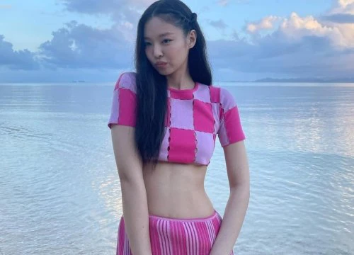 Jennie (BLACKPINK) khoe vòng eo săn chắc, dự show thời trang ở Hawaii