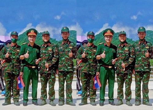 NSND Tự Long đăng ảnh bên các chiến sĩ