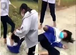 Outraged: The female student was cruelly beaten by 2 &quot;big sisters&quot; by the council because she scratched the car, forced to pay 500k