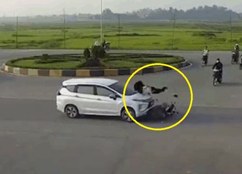 Clip: Kinh hoàng cảnh nam thanh niên bị ô tô húc bay tại vòng xuyến