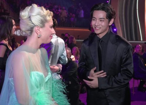 "Fanboy" thành công nhất Grammy 2022 gọi tên V (BTS): Lễ phép xin Lady Gaga chụp hình chung, còn được idol... thơm má