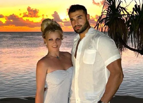 Britney Spears công khai đang mang thai ở tuổi 41