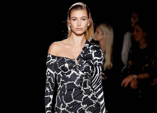 Hailey Bieber tiết lộ lý do rời bỏ sàn catwalk khi đang ở đỉnh cao