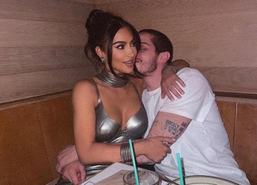 Kim Kardashian lần đầu khoe ảnh âu yếm "bỏng mắt" bạn trai kém 13 tuổi, dân tình lại chỉ dán mắt vào dòng chú thích đi kèm