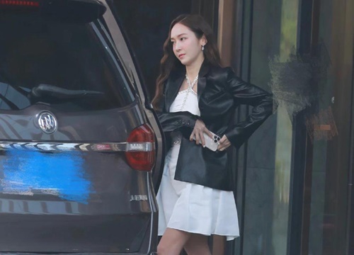 Râm ran loạt ảnh Jessica (SNSD) đi làm thí sinh show sống còn ở Trung Quốc, "idol quốc dân" một thời sao ra nông nỗi này?