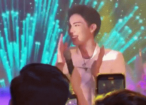 Sau nghi vấn hát nhép, Erik đang diễn đưa luôn mic cho đàn chị Hồ Ngọc Hà chứng minh việc hát live