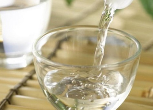 Bé 2 tuổi hôn mê, co giật toàn thân sau khi uống gần hết bát rượu