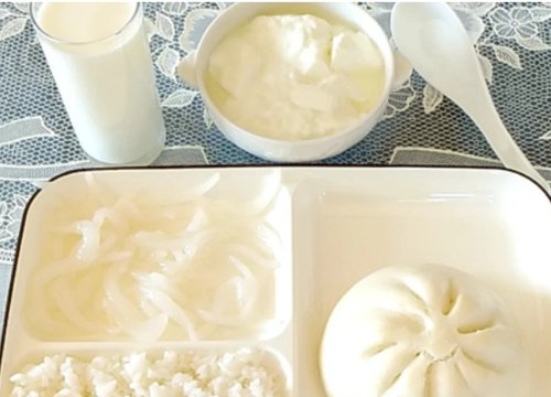 Bữa ăn trắng muốt dành cho người thích sự thuần khiết đang viral, nhưng dân tình lại liên tưởng đến hình thức "tra tấn" đáng sợ