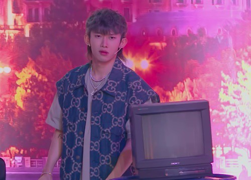 Kay Trần làm đội trưởng mà cứ ngỡ Sơn Tùng lên TV, từng điệu bộ thấy rõ "gà cưng" nhiễm nặng chủ tịch