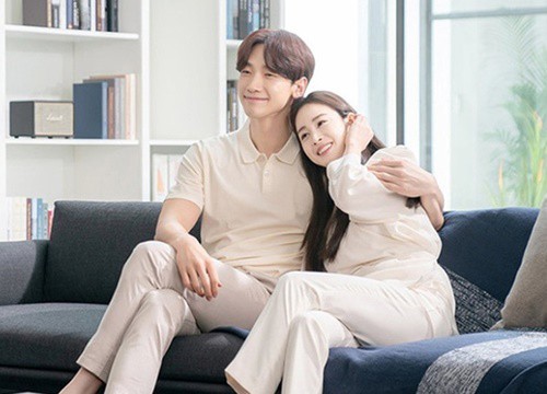 Kim Tae Hee theo chân Bi Rain đi làm, xong việc còn được chồng làm cho 1 điều cực ngọt ngào