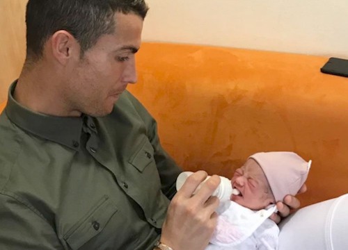 Ronaldo hạnh phúc đón công chúa mới sinh về nhà sau cú sốc mất con