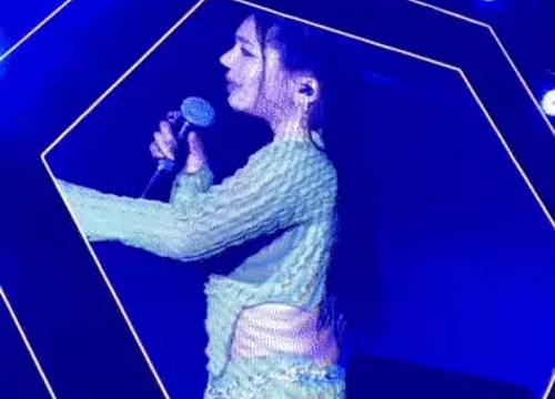 Nữ ca sĩ hoang mang khi bị khán giả xịt nước vào mũi, nói một câu khiến netizen dở khóc dở cười!