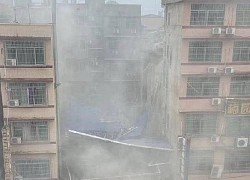 The high-rise building collapsed in the middle of the day, the smoke and dust caused many people to panic