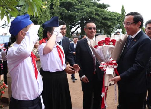 Bí thư Thành ủy TPHCM Nguyễn Văn Nên thăm thầy cô, học sinh Trường Tiểu học Hữu nghị tại tỉnh Champasak