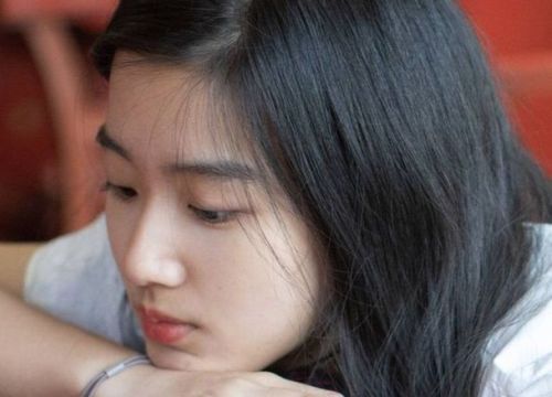 Nhìn qua khe cửa, tôi thấy anh rể đang quỳ rửa chân cho chị tôi