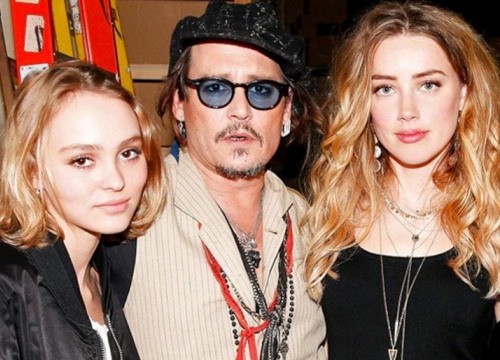 Clip khiến 2,5 triệu fan hả hê: Johnny Depp cười mỉa mai, chốt hạ 1 từ khi nghe Amber Heard thảo mai nói về con gái mình trên tòa