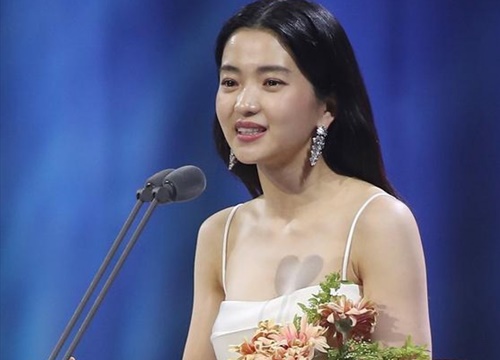 Kim Tae Ri: "Chiến thắng tại giải Baeksang tiếp thêm động lực cho tôi"