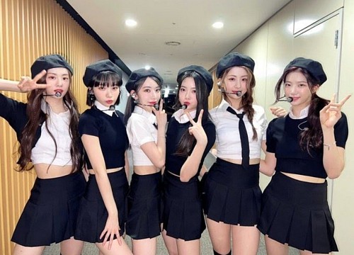 Sakura (LE SSERAFIM) mới debut đã bị cho mặc đồ xuyên thấu mỏng tang như tờ giấy, netizen 'bóc mẽ' là chiêu trò 'bẩn' từ công ty?