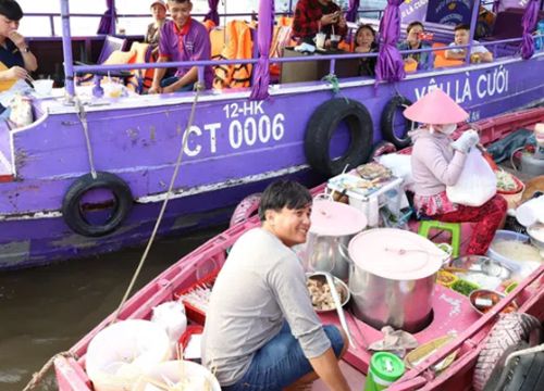 Nổi nhất chợ Cái Răng, ghe bún riêu hồng 'toàn tập' hút khách ầm ầm