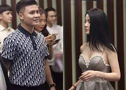 Quang Hai was captured in a romantic moment with his girlfriend at Duc Chinh&#39;s wedding