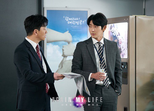 'Again My Life' tập 11-12: Lee Joon Gi tiếp tục chia rẽ nhóm đối thủ, Kim Ji Eun gặp nguy hiểm?