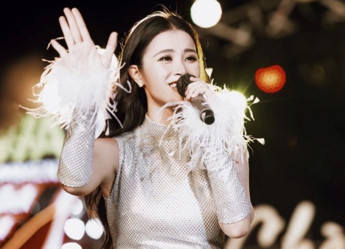 Fanpage Đông Nhi giảm bao nhiêu like sau status tranh cãi?