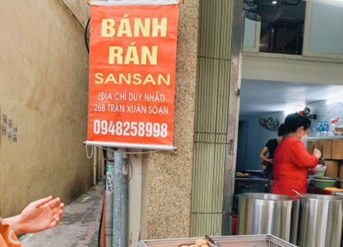 Rẽ vào 2 con phố trung tâm có toàn hàng ăn vặt nổi tiếng ở Hà Nội: Đi một vòng thôi là no cả ngày