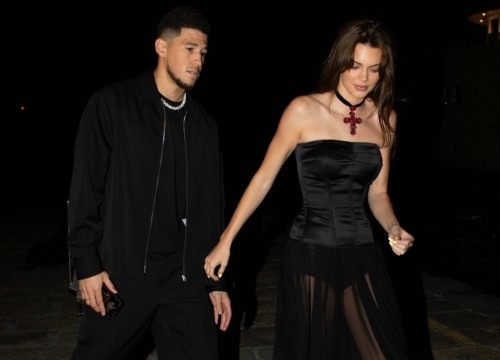 Kendall Jenner diện đầm xuyên thấu gợi cảm đi ăn tối cùng bạn trai ở Ý