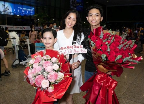 Nửa đêm muộn, con trai mang hoa ra sân bay đón vợ chồng Khánh Thi - Phan Hiển sau thành công tại SEA Games 31