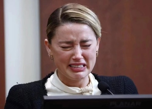 'Cú tát' dành cho Amber Heard