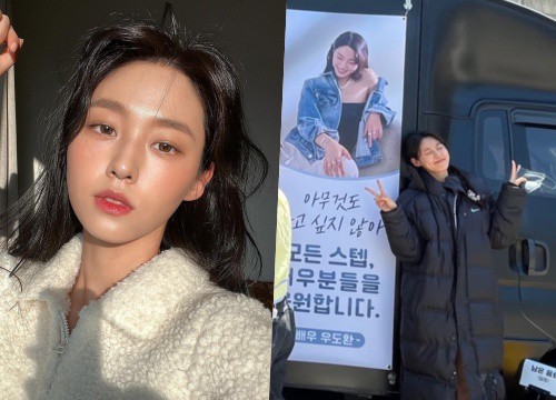 Mỹ nhân Seolhyun nhận quà bất ngờ từ trai đẹp Woo Do Hwan ngay trên phim trường