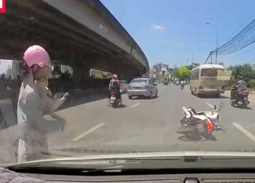 Clip: Cô gái vứt xe máy giữa đường để bắt mèo cưng