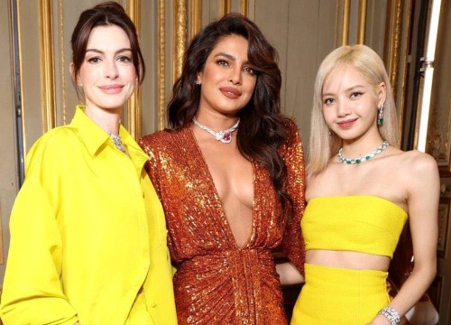 Hoa hậu Priyanka mặc váy không nội y, khoe sắc bên Lisa của Blackpink