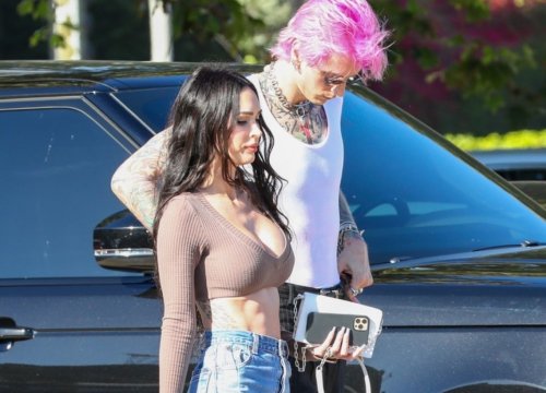 Megan Fox diện croptop gợi cảm đi ăn trưa cùng bạn trai "tóc hồng"