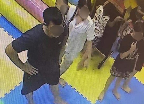 Mẹ bầu hé lộ khoảnh khắc con gái 4 tuổi liên tục nói xin lỗi nhưng vẫn bị người đàn ông đe nạt mắng chửi