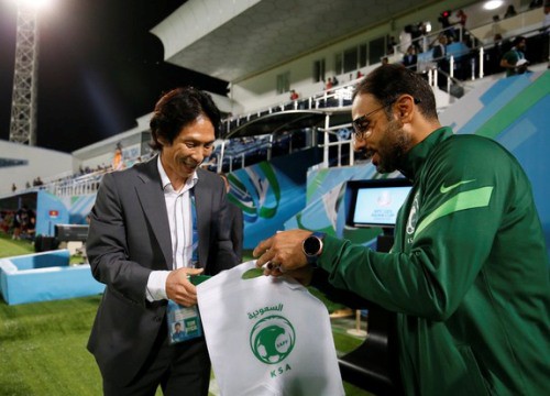 HLV U23 Saudi Arabia tặng quà cho HLV U23 Việt Nam trước tứ kết U23 châu Á 2022