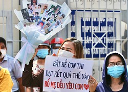 Young mother holding a flower bouquet full of Korean idol pictures cheering her son on to take the exam: &#39;What is the result, parents still love me&#39;