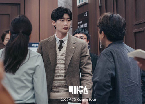 'Big Mouse': Đang làm luật sư cực bảnh, Lee Jong Suk thoáng chốc trở thành tội phạm giết người