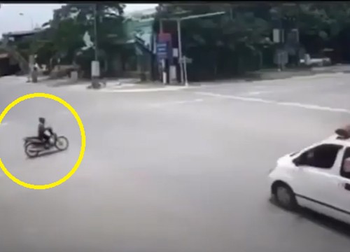 Clip: Chạy tốc độ cao, xe cứu thương tông văng xe máy ở ngay ngã tư
