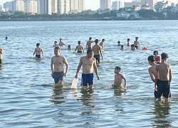 The sun is hotter than 40 degrees Celsius, Hanoians turn West Lake into a cooling pool