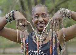 The woman and her 30-year-old nails make everyone scared