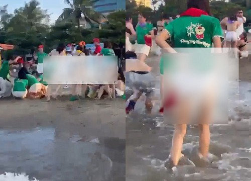 2 cô gái trong nhóm du khách lột áo ngực phản cảm ngay giữa bãi biển Cửa Lò