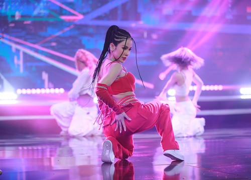 Diệp Lâm Anh 'ke đầu' Mai Ngô trên sân khấu 'Sàn đấu vũ đạo'