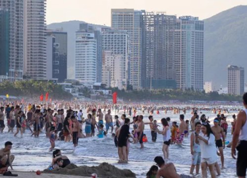 Biển Đà Nẵng chật như nêm trong ngày nóng 40 độ C