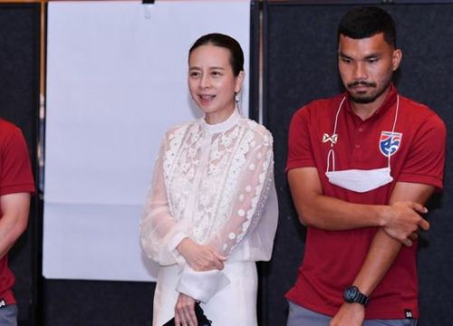 FAT điều tra vụ U23 Thái Lan bị trợ lý của Madam Pang quấy rối