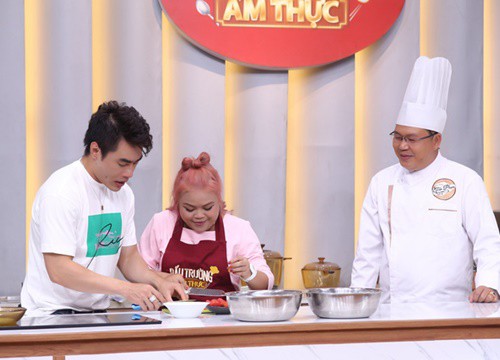 Độ body như nam thần, Lê Dương Bảo Lâm có duyên với show ẩm thực